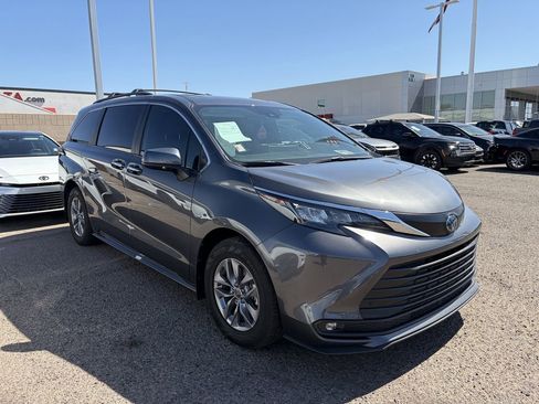Used 2025 Toyota Sienna XLE w/ XLE Plus Package FWD image 2