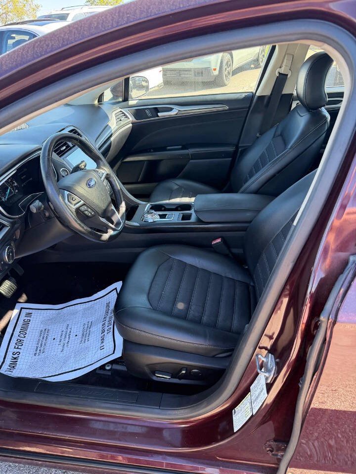 Used 2017 Ford Fusion SE w/ Equipment Group 201A FWD image 10