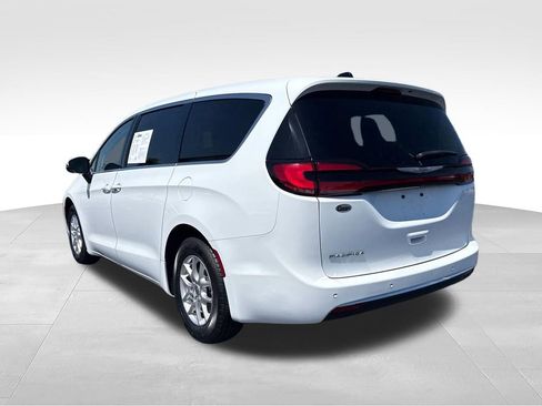 Used 2023 Chrysler Pacifica Touring-L FWD image 3