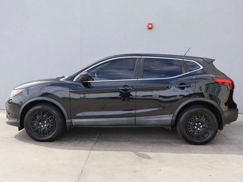 Used 2017 Nissan Rogue Sport S image 2