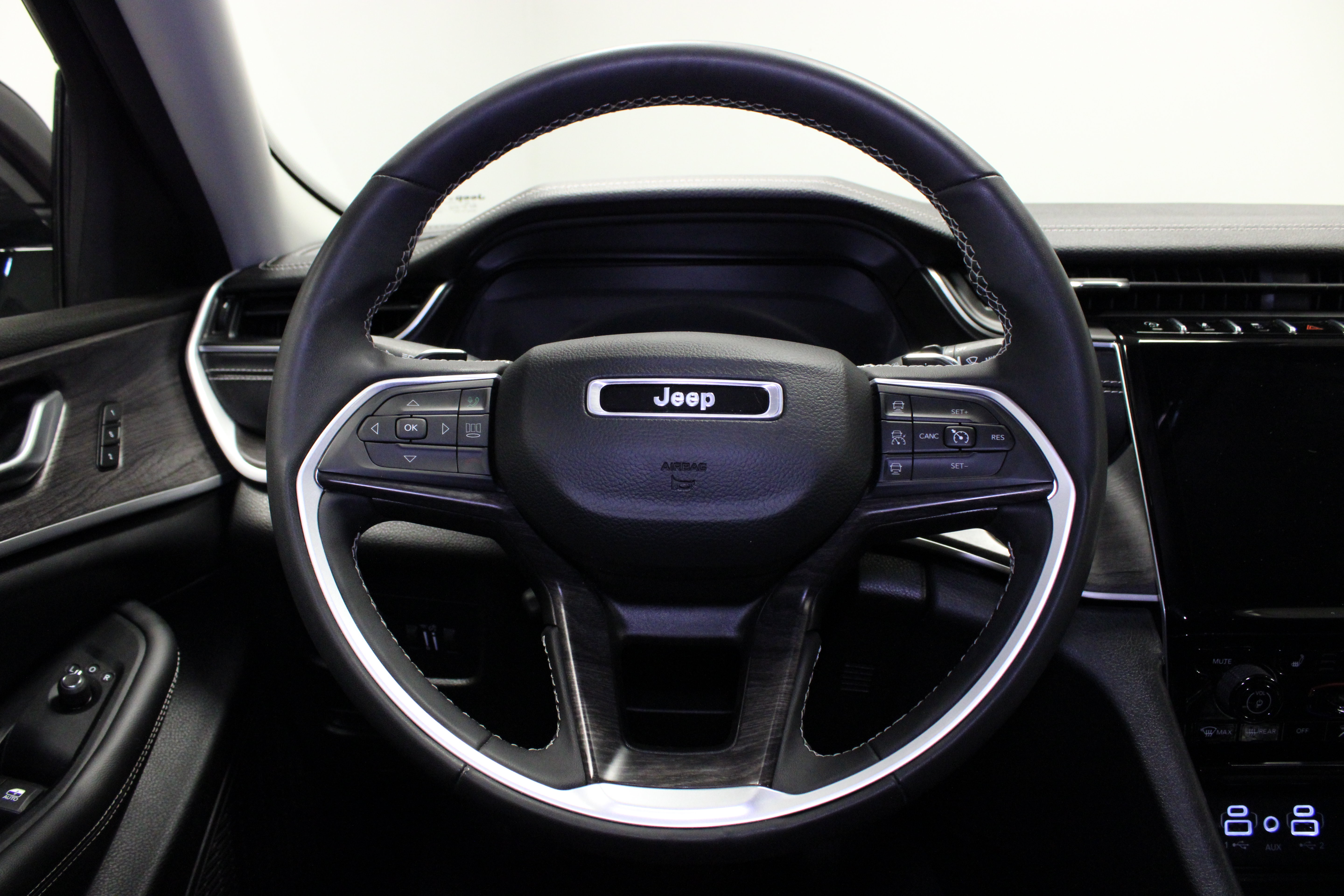 Used 2023 Jeep Grand Cherokee L Limited w/ Luxury Tech Group II AWD/4WD image 22