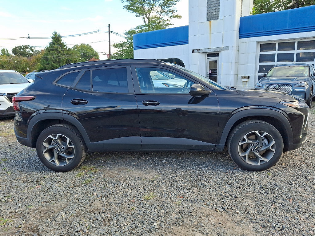 Used 2025 Chevrolet Trax LT w/ Driver Confidence Package FWD image 9