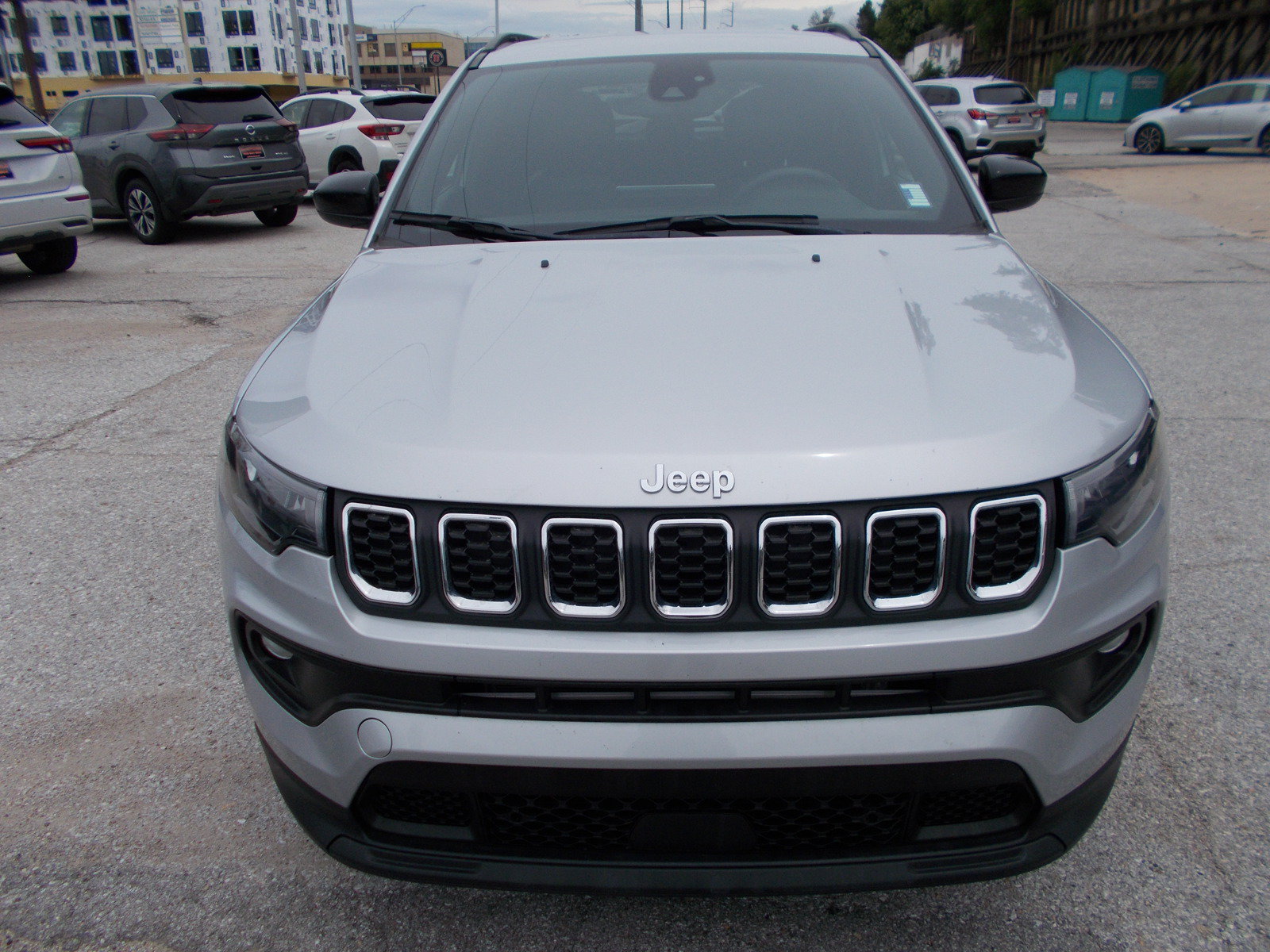 Used 2024 Jeep Compass Latitude AWD/4WD image 2