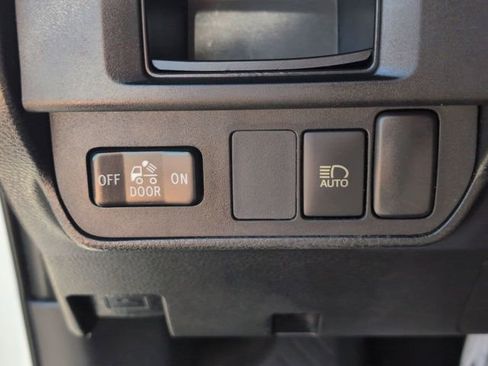 Used 2018 Toyota Tacoma SR5 RWD image 19