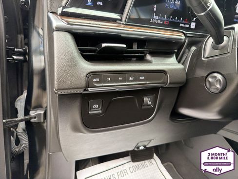 Used 2024 Cadillac Escalade ESV Luxury AWD/4WD image 16