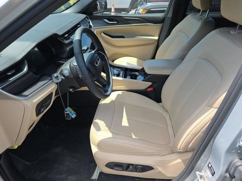 Used 2023 Jeep Grand Cherokee Limited w/ Luxury Tech Group II AWD/4WD image 5