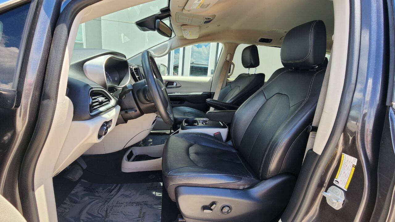 Used 2022 Chrysler Pacifica Touring-L FWD image 10