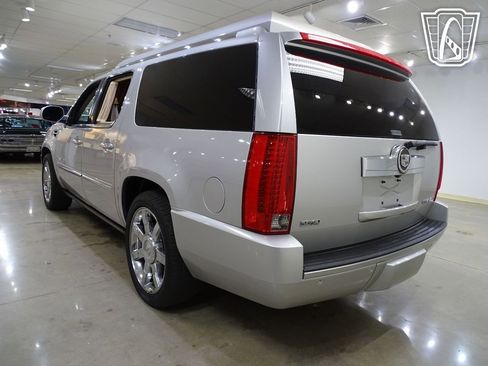 Used 2011 Cadillac Escalade ESV Premium image 10