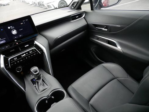 Certified 2024 Toyota Venza XLE AWD/4WD image 11