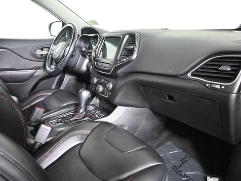 Used 2019 Jeep Cherokee Trailhawk w/ Cold Weather Group AWD/4WD image 14