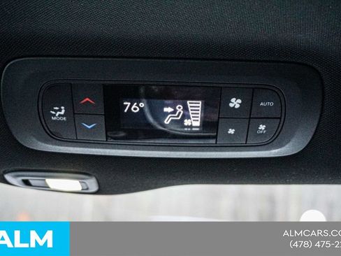 Used 2025 Chrysler Pacifica Limited FWD image 35
