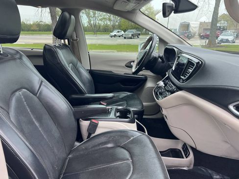 Used 2019 Chrysler Pacifica Limited image 24