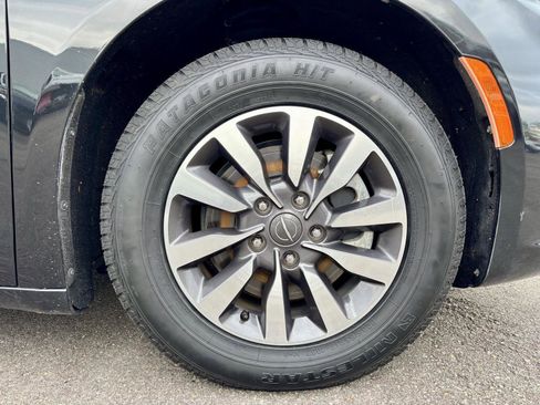 Used 2021 Chrysler Pacifica Touring-L FWD image 13