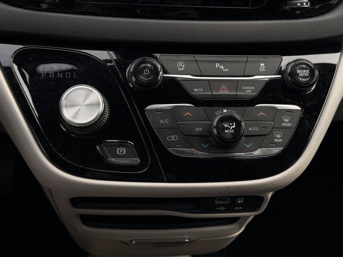 Used 2019 Chrysler Pacifica Touring-L FWD image 24