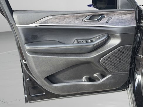 Used 2024 Jeep Grand Cherokee L Limited w/ Luxury Tech Group II image 15