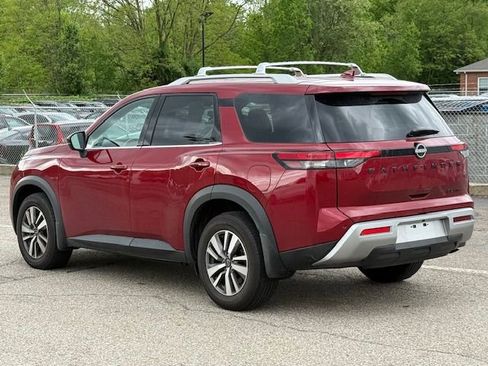 Used 2023 Nissan Pathfinder SL w/ Black Appearance Package image 4