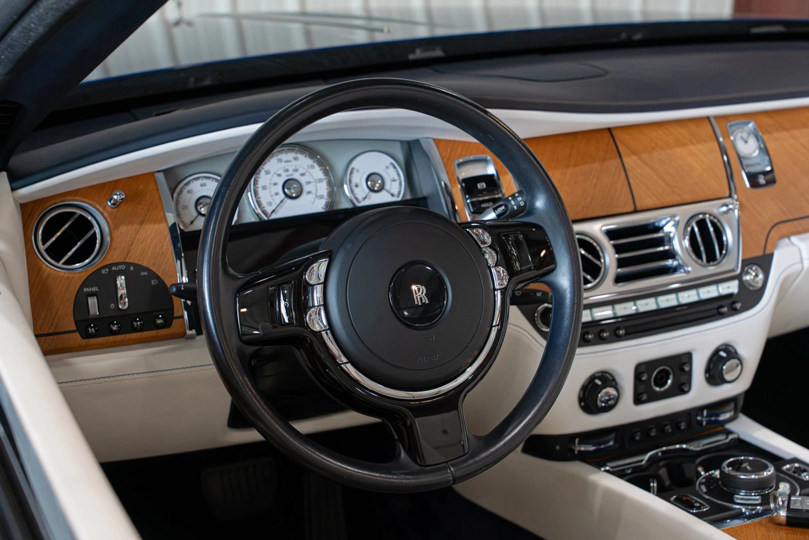 Used 2017 Rolls-Royce Dawn RWD image 21