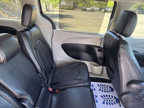 Used 2019 Chrysler Pacifica Touring Plus w/ Tire & Wheel Group FWD image 13