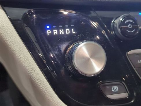 Used 2024 Chrysler Pacifica Select image 16