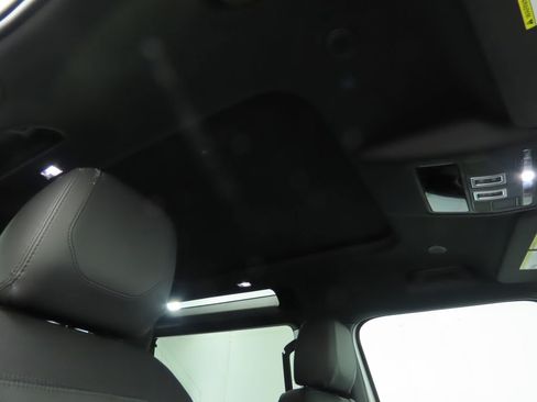 Certified 2023 Land Rover Defender 90 X-Dynamic SE image 18