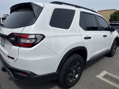 Used 2025 Honda Pilot TrailSport image 8