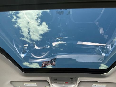 Used 2025 Volkswagen Taos SE w/ Panoramic Sunroof Package AWD/4WD image 22
