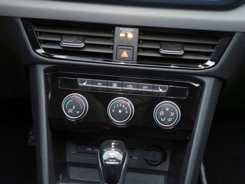 Used 2023 Volkswagen Taos SE w/ Panoramic Sunroof Package image 18