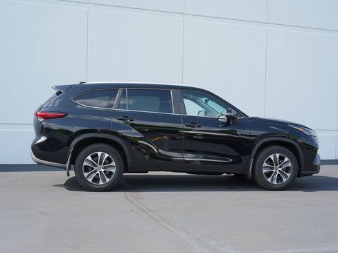 Used 2023 Toyota Highlander XLE AWD/4WD image 2