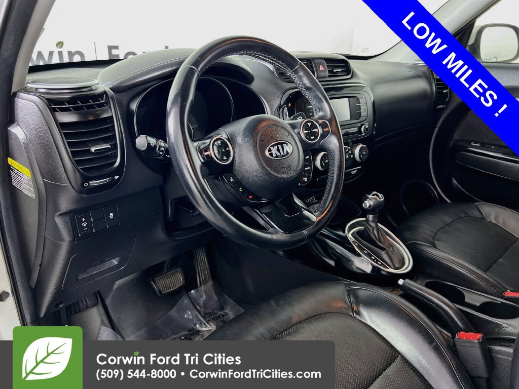 Used 2016 Kia Soul ! FWD image 2