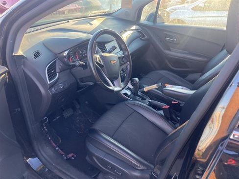 Used 2019 Chevrolet Trax LT w/ LT Convenience Package image 2
