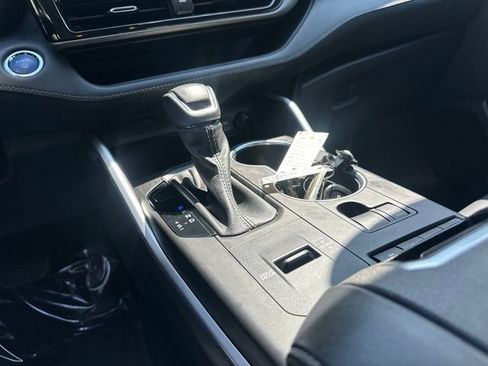 Used 2022 Toyota Highlander XLE AWD/4WD image 25
