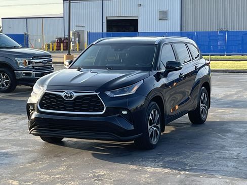 Used 2023 Toyota Highlander XLE FWD image 3