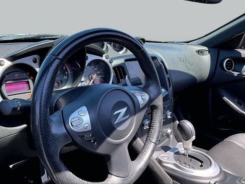 Used 2018 Nissan 370Z Touring Sport RWD image 17