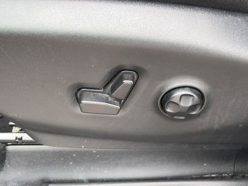 Used 2025 Chrysler Pacifica Limited FWD image 9