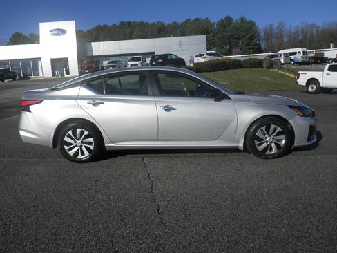 Used 2024 Nissan Altima 2.5 S image 6