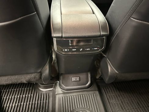 Used 2023 Toyota Highlander XLE AWD/4WD image 18