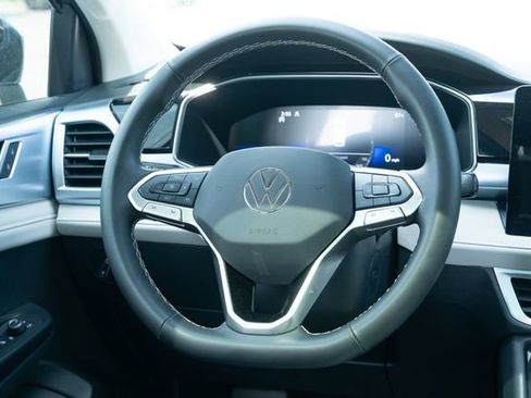 Used 2025 Volkswagen Taos SE w/ Panoramic Sunroof Package AWD/4WD image 32