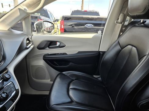 Used 2023 Chrysler Pacifica Touring-L FWD image 15