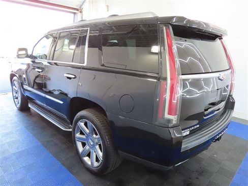 Used 2020 Cadillac Escalade Premium Luxury image 10