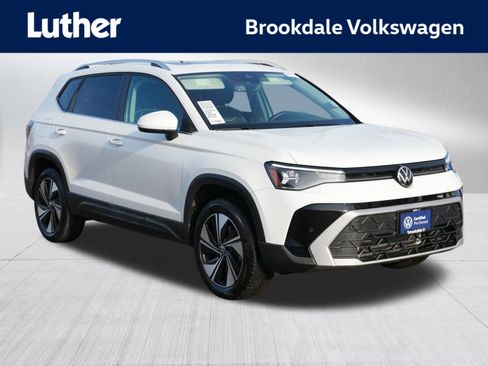 Used 2025 Volkswagen Taos SE image 1