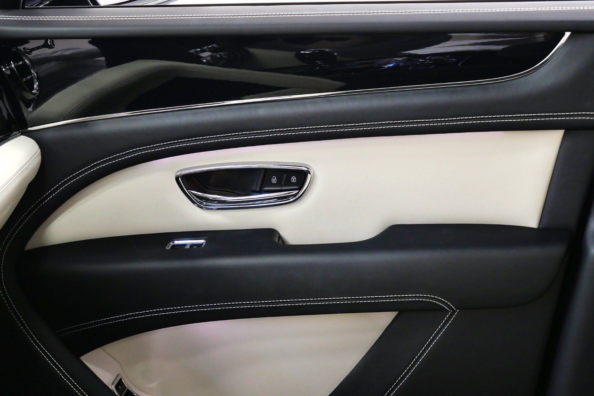 Used 2023 Bentley Bentayga AWD/4WD image 35