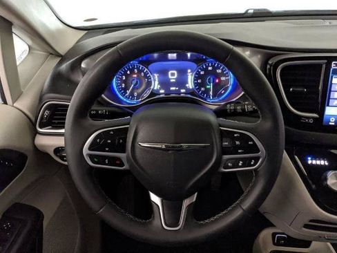 Used 2024 Chrysler Pacifica Touring-L FWD image 12