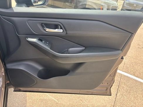 Used 2024 Nissan Rogue SV w/ SV Premium Package FWD image 13