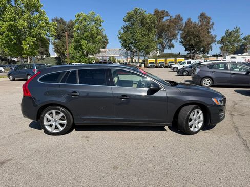 Used 2016 Volvo V60 T5 Premier w/ Convenience Package FWD image 2