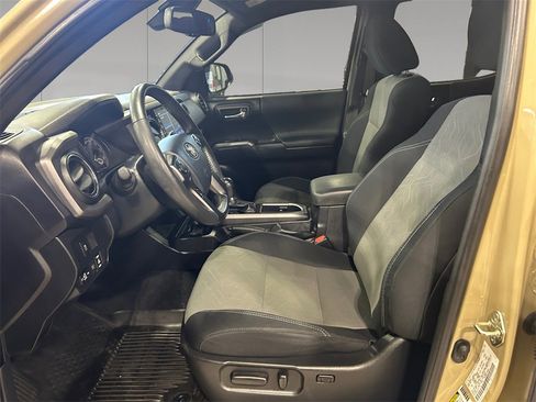 Used 2020 Toyota Tacoma TRD Off-Road w/ Technology Package image 10