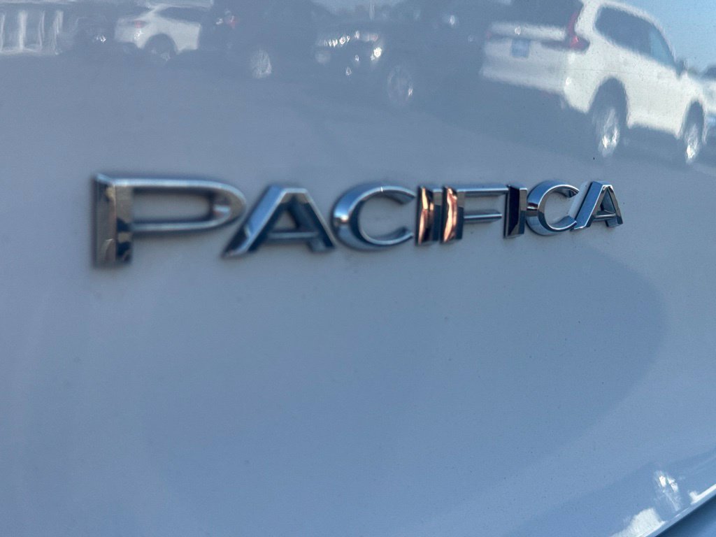 Used 2024 Chrysler Pacifica Touring-L FWD image 23