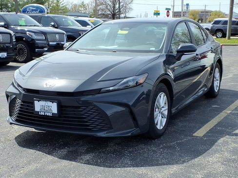 Used 2025 Toyota Camry LE image 3