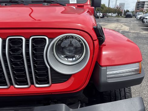 Used 2025 Jeep Wrangler Unlimited Sahara AWD/4WD image 8