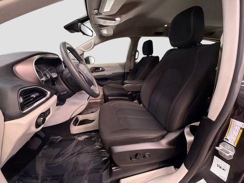 Used 2023 Chrysler Voyager LX image 19