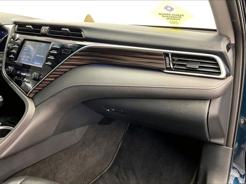 Used 2018 Toyota Camry XLE image 15